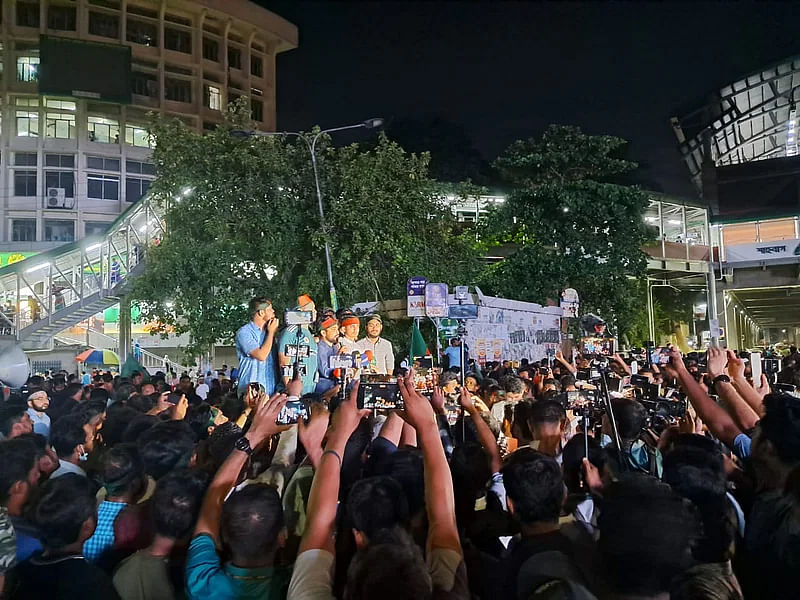 Anti-quota protestors lift the blockade from Shahbagh intersection in Dhaka around 8:30 pm on 8 July 2024